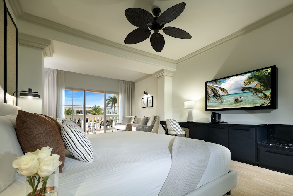 Suite junior, junto a la piscina del hotel Grand Palladium Jamaica Resort and Spa All Inclusive