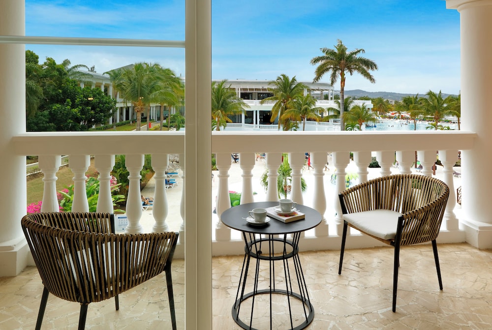Suite junior, junto a la piscina del hotel Grand Palladium Jamaica Resort and Spa All Inclusive. Foto 5