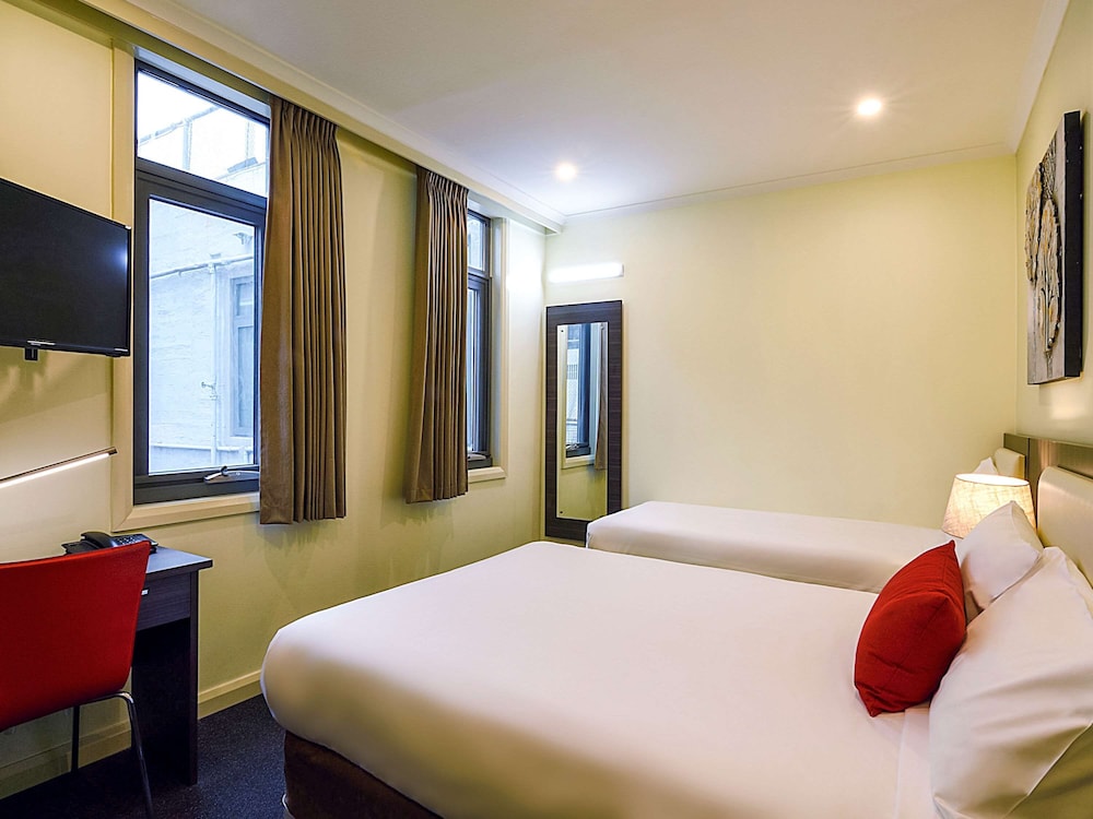 Habitación Familiar 1 Cama Doble y 2 Camas Individuales del hotel Ibis Styles Kingsgate. Foto 1