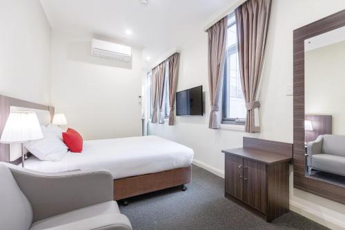 Habitación Superior 1 Cama Queen del hotel Ibis Styles Kingsgate. Foto 4