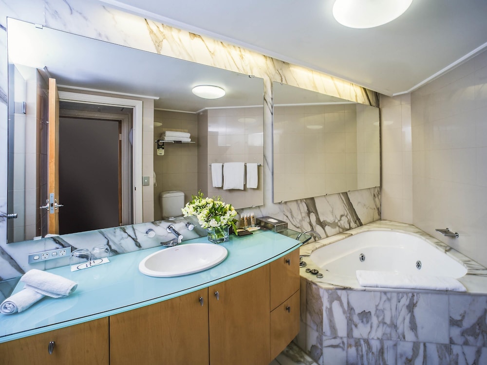 Apartamento Deluxe de una habitación con cama King y vistas al jardín del hotel Pullman Quay Grand Sydney Harbour. Foto 1