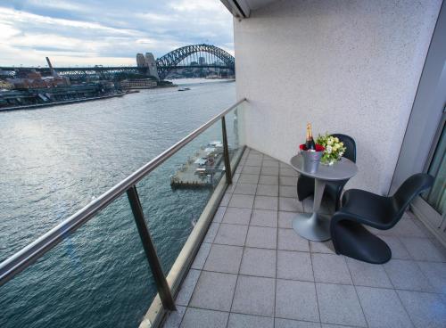 Apartamento de una habitación con vistas al puerto del hotel Pullman Quay Grand Sydney Harbour. Foto 7