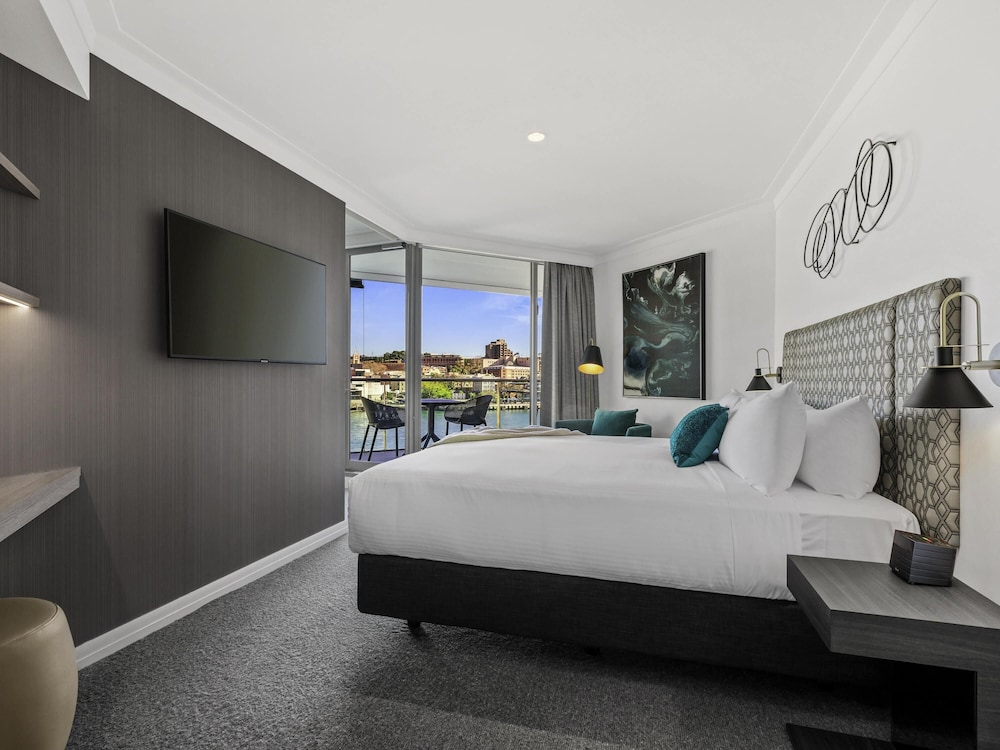 Apartamento Deluxe de una habitación con cama King y vistas al puerto del hotel Pullman Quay Grand Sydney Harbour. Foto 1