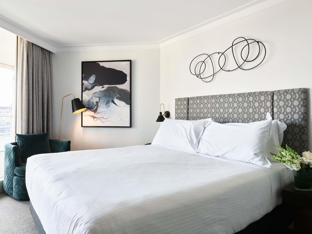 Apartamento Deluxe de una habitación con cama King y vistas al puerto del hotel Pullman Quay Grand Sydney Harbour. Foto 3