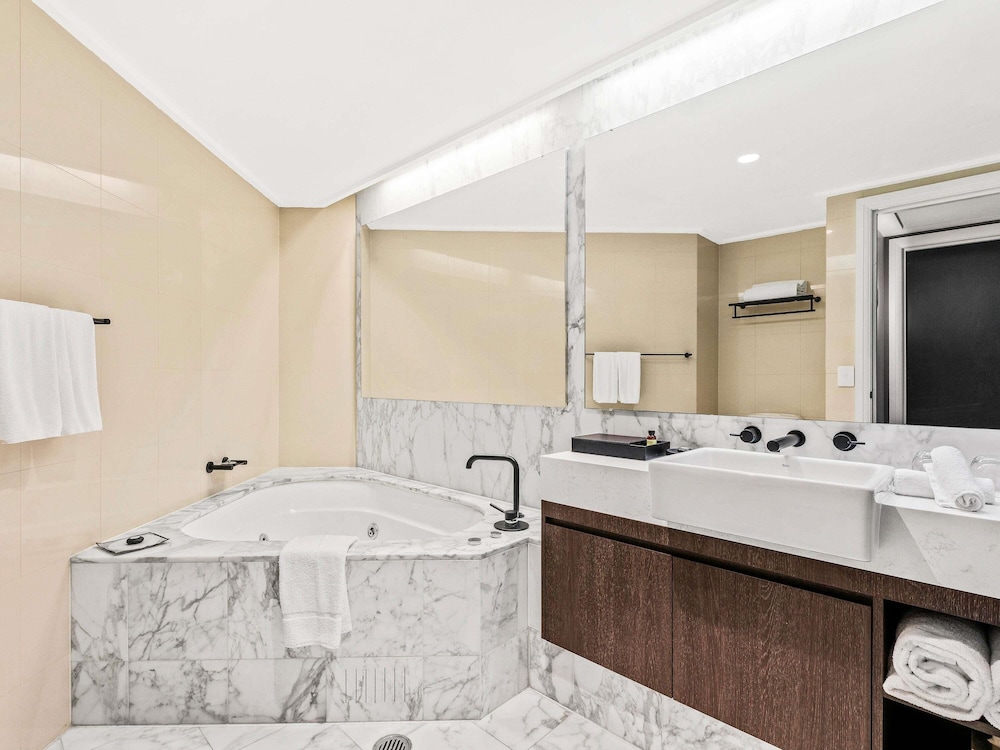Apartamento Deluxe de dos habitaciones con camas King y vistas al puerto del hotel Pullman Quay Grand Sydney Harbour. Foto 5