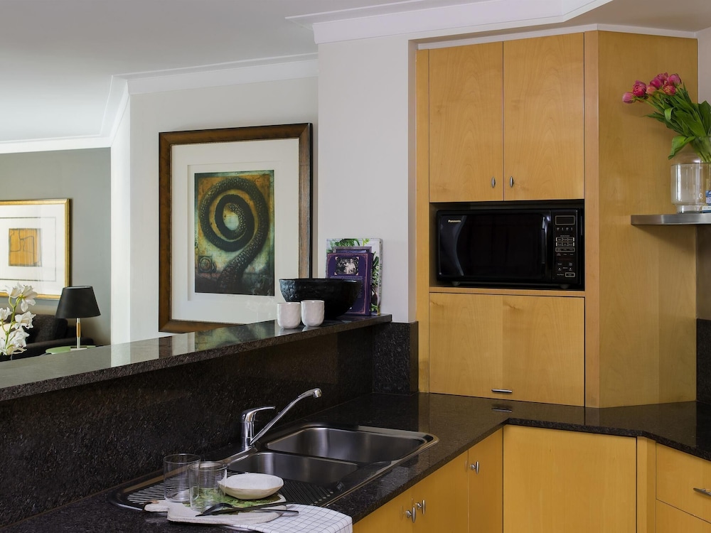 Apartamento Deluxe de una habitación con cama King y vistas al puerto del hotel Pullman Quay Grand Sydney Harbour. Foto 5
