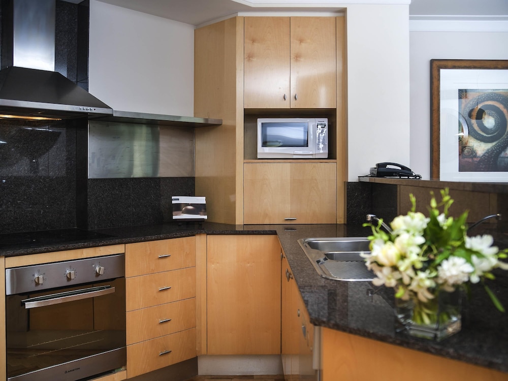 Apartamento Deluxe de una habitación con cama King y vistas al puerto del hotel Pullman Quay Grand Sydney Harbour. Foto 6