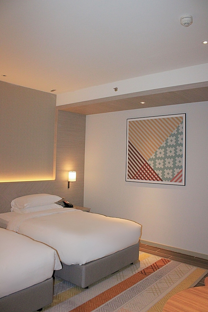 2 camas individuales con vistas a la ciudad del hotel Hyatt Place Johor Bahru Paradigm Mall. Foto 1