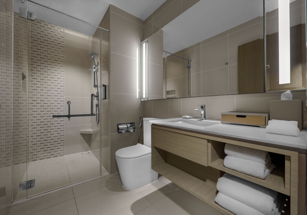 2 camas individuales con vistas a la ciudad del hotel Hyatt Place Johor Bahru Paradigm Mall. Foto 3