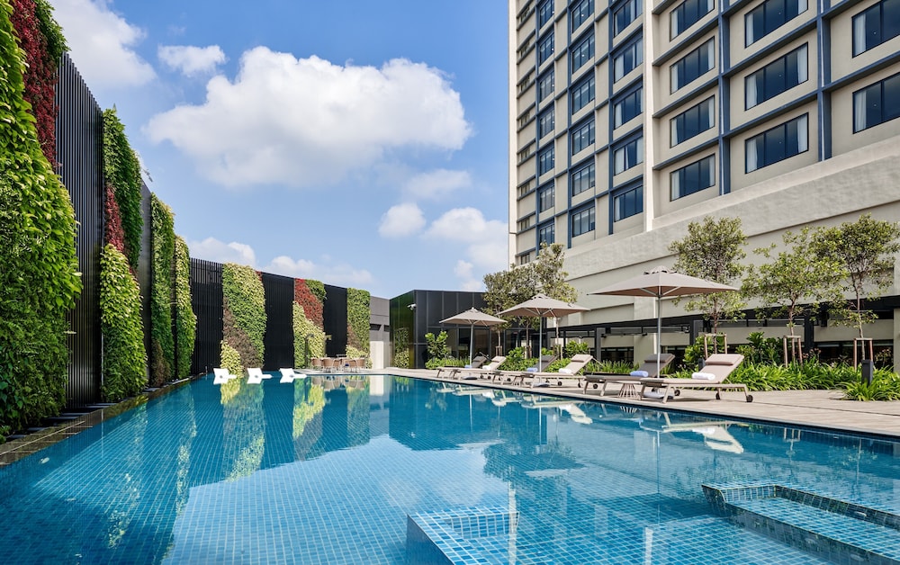 2 camas individuales con vistas a la piscina del hotel Hyatt Place Johor Bahru Paradigm Mall. Foto 3