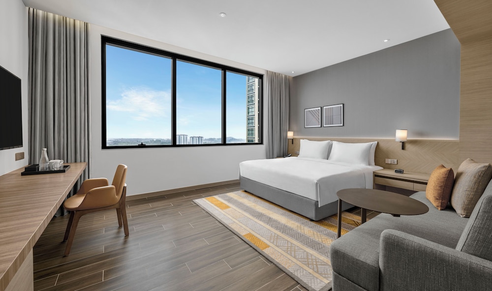 1 cama King con vistas a la piscina del hotel Hyatt Place Johor Bahru Paradigm Mall. Foto 1