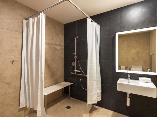 Habitación Estándar Accesible con cama King Size del hotel Novotel Devonport. Foto 1