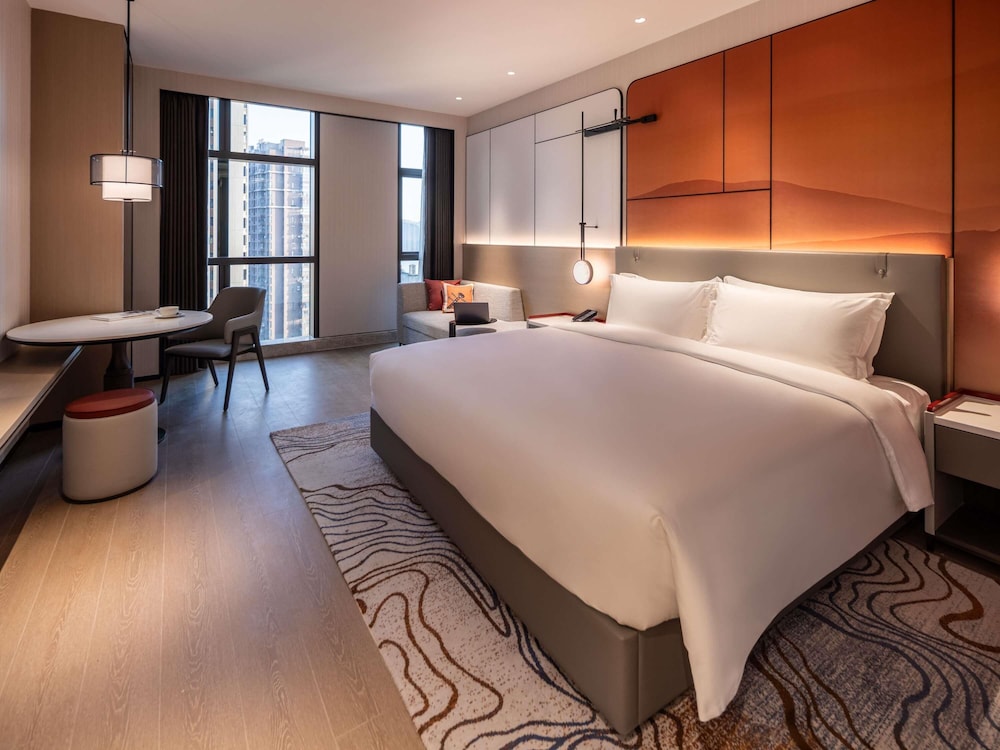 Habitación Superior con una cama king size del hotel Grand Mercure Yichang Waitan