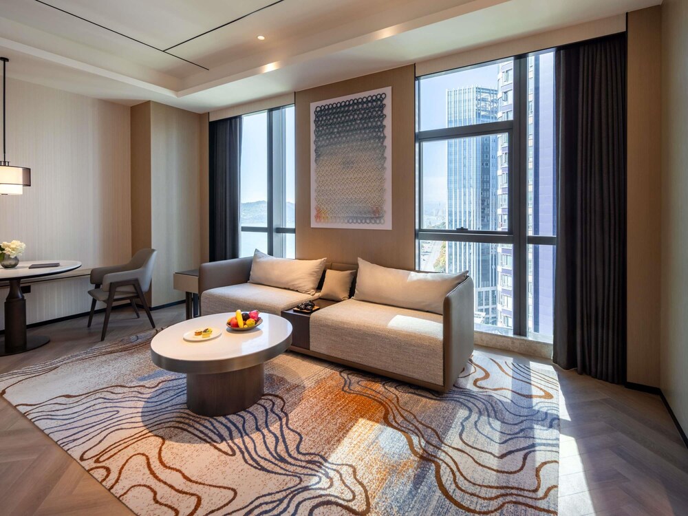 Suite Deluxe con 1 cama King Size del hotel Grand Mercure Yichang Waitan. Foto 1