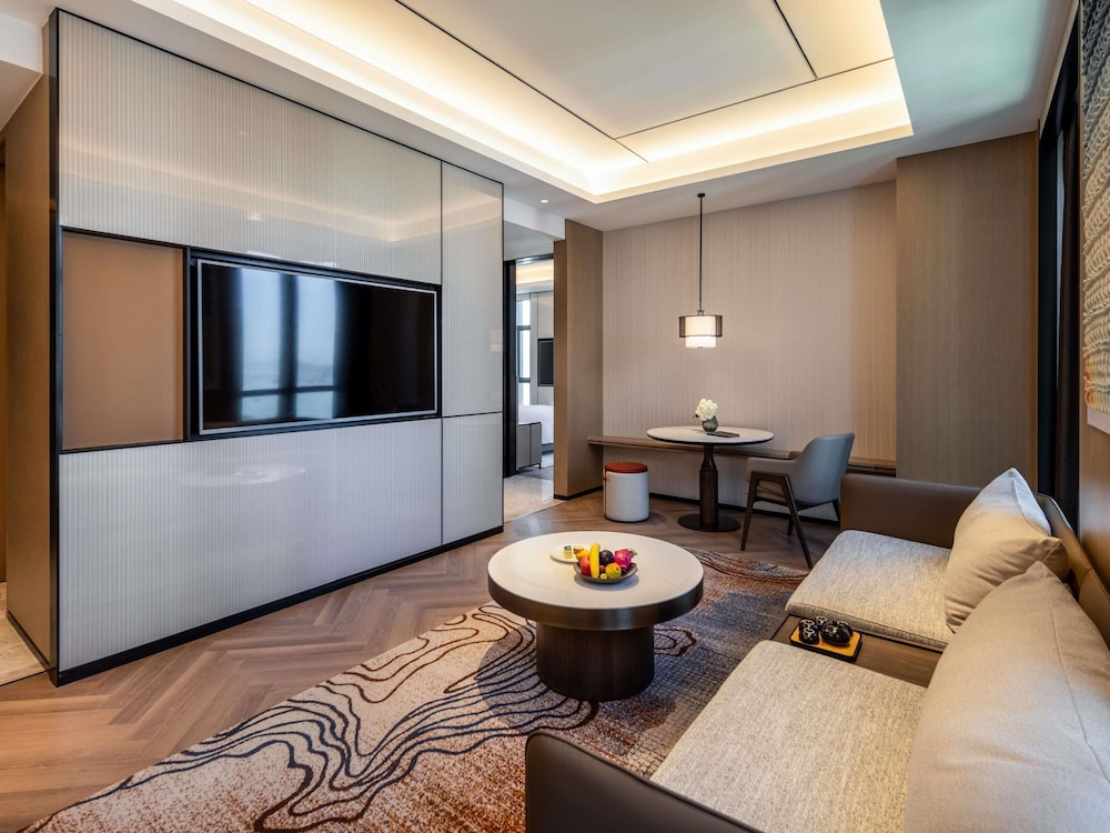 Suite Deluxe con 1 cama King Size del hotel Grand Mercure Yichang Waitan. Foto 2