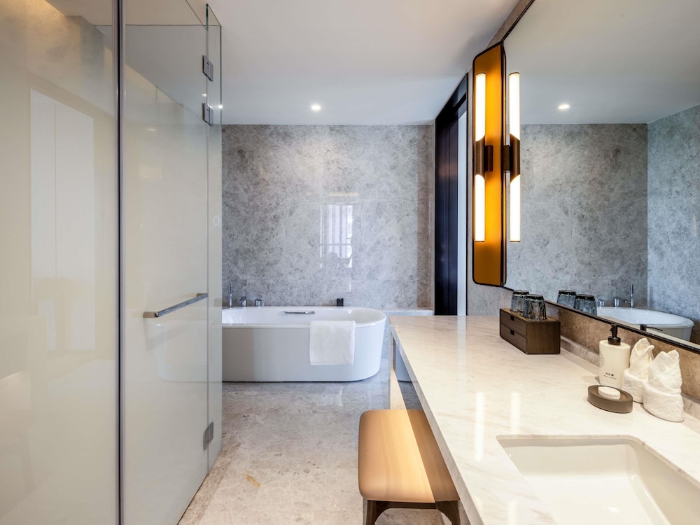 Suite Deluxe con 1 cama King Size del hotel Grand Mercure Yichang Waitan. Foto 3