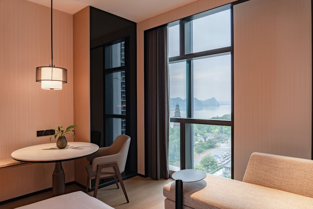 Habitación Deluxe con una cama king size, vistas al río del hotel Grand Mercure Yichang Waitan. Foto 3