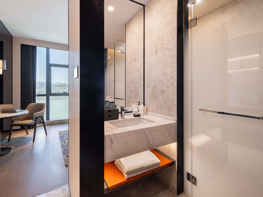 Habitación Deluxe con una cama king size, vistas al río del hotel Grand Mercure Yichang Waitan. Foto 4