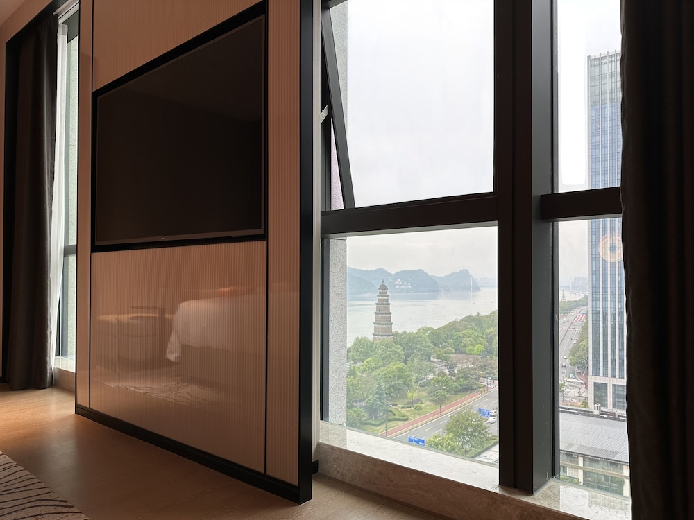 Habitación Deluxe con dos camas individuales, vistas al río del hotel Grand Mercure Yichang Waitan. Foto 1