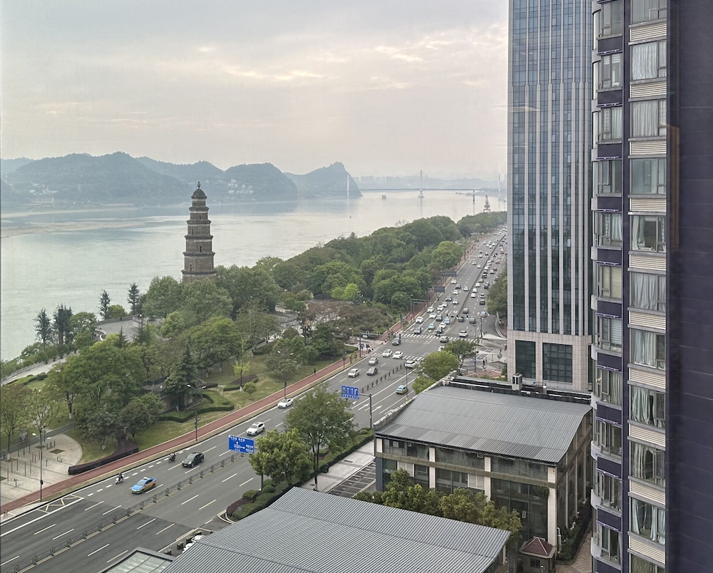 Habitación Deluxe con dos camas individuales, vistas al río del hotel Grand Mercure Yichang Waitan. Foto 2