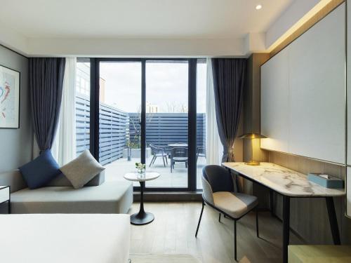 Habitación Deluxe con 1 cama king size, vistas a la ciudad del hotel Novotel Suzhou Huanxiu Lake. Foto 1