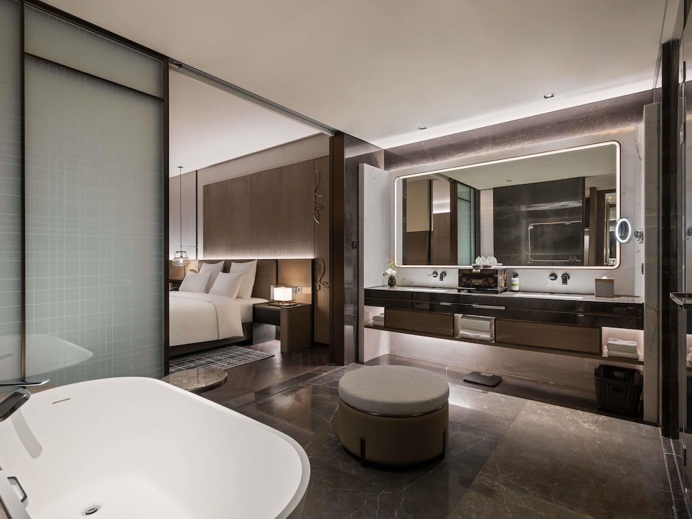 Suite Deluxe, Una Cama King Size, Vistas a la Ciudad del hotel Pullman Quanzhou Shuitou. Foto 1