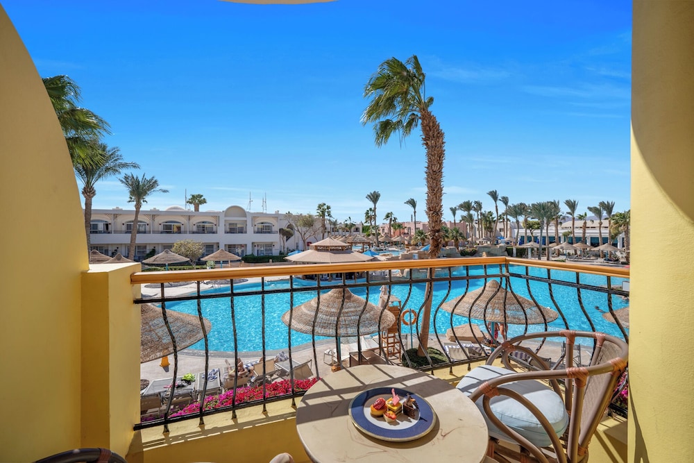 Habitación Deluxe, 1 cama de matrimonio grande, vistas a la piscina del hotel Sierra Sharm El Sheikh - All-inclusive. Foto 1