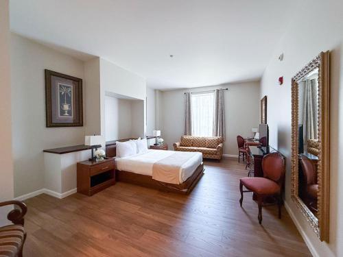 Habitación con cama grande del hotel The Inn and Spa at East Wind. Foto 1