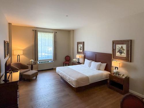 Habitación con cama extragrande del hotel The Inn and Spa at East Wind