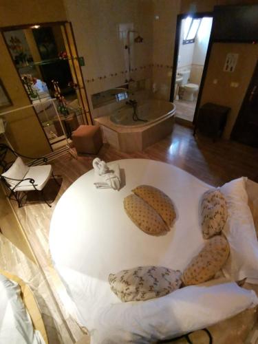 Suite con bañera de hidromasaje - Cama extragrande del hotel Hostal Avenida Andalucia