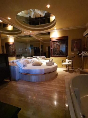 Suite con bañera de hidromasaje - Cama extragrande del hotel Hostal Avenida Andalucia. Foto 1