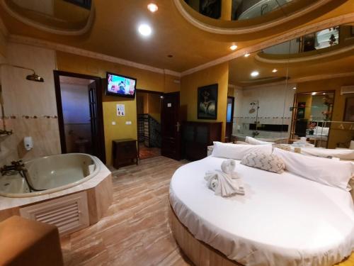 Suite con bañera de hidromasaje - Cama extragrande del hotel Hostal Avenida Andalucia. Foto 2