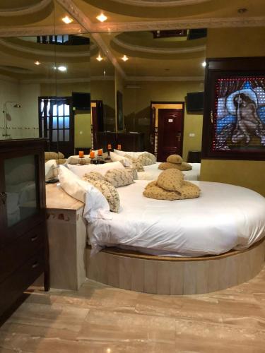 Suite con bañera de hidromasaje - Cama extragrande del hotel Hostal Avenida Andalucia. Foto 3