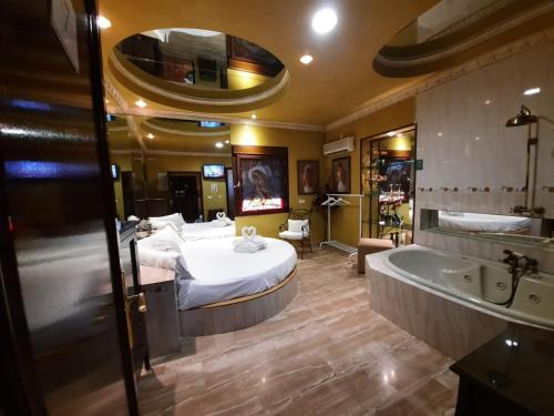Suite con bañera de hidromasaje - Cama extragrande del hotel Hostal Avenida Andalucia. Foto 4