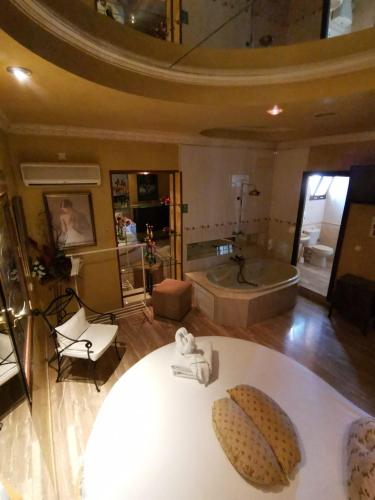 Suite con bañera de hidromasaje - Cama extragrande del hotel Hostal Avenida Andalucia. Foto 5