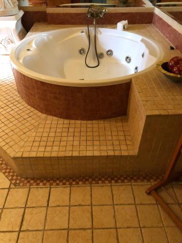 Suite con bañera de hidromasaje - Cama extragrande del hotel Hostal Avenida Andalucia