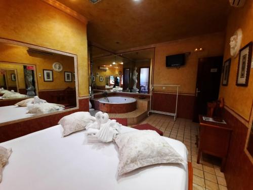 Suite con bañera de hidromasaje - Cama extragrande del hotel Hostal Avenida Andalucia. Foto 1