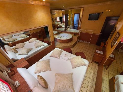 Suite con bañera de hidromasaje - Cama extragrande del hotel Hostal Avenida Andalucia. Foto 2