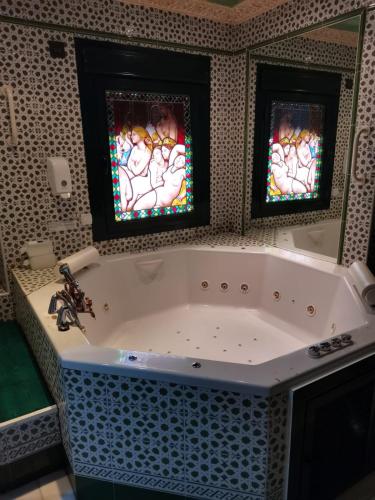 Suite Lujo Jacuzzi 1 Cama super king Normal del hotel Hostal Avenida Andalucia. Foto 2