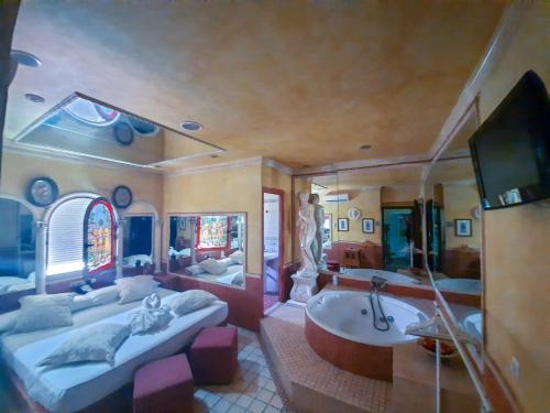 Suite Lujo 1 Cama king Jacuzzi del hotel Hostal Avenida Andalucia. Foto 6