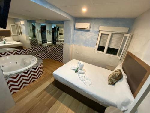 Habitación Doble con bañera de hidromasaje del hotel Hostal Avenida Andalucia. Foto 1