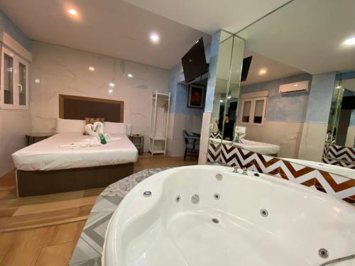 Habitación Doble con bañera de hidromasaje del hotel Hostal Avenida Andalucia. Foto 3