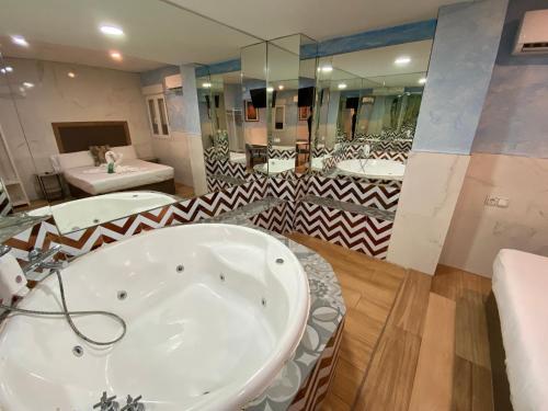 Habitación Doble con bañera de hidromasaje del hotel Hostal Avenida Andalucia. Foto 4