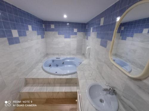 Habitación Doble con bañera de hidromasaje del hotel Hostal Avenida Andalucia. Foto 6