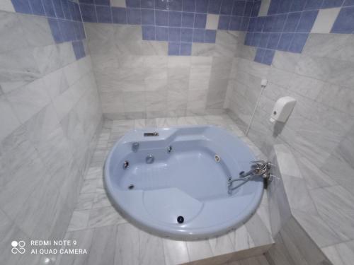 Habitación Doble con bañera de hidromasaje del hotel Hostal Avenida Andalucia. Foto 7