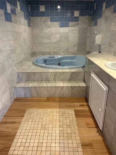 Habitación Doble con bañera de hidromasaje del hotel Hostal Avenida Andalucia. Foto 8