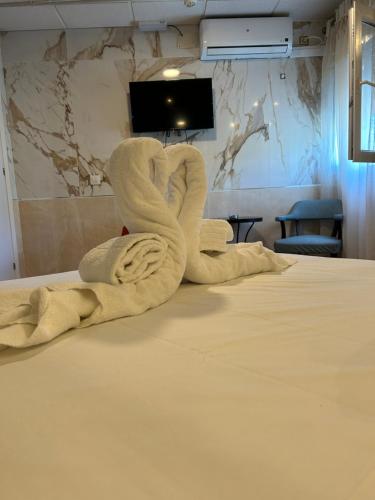 Habitación Doble con bañera de hidromasaje del hotel Hostal Avenida Andalucia. Foto 10