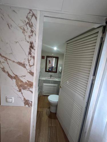 Habitación Doble con bañera de hidromasaje del hotel Hostal Avenida Andalucia. Foto 13