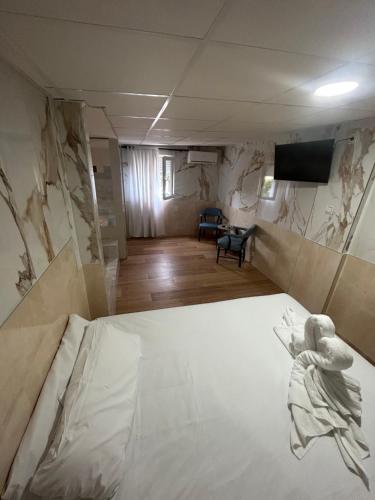 Habitación Doble con bañera de hidromasaje del hotel Hostal Avenida Andalucia. Foto 15