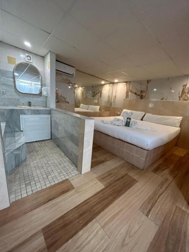 Habitación Doble con bañera de hidromasaje del hotel Hostal Avenida Andalucia. Foto 17